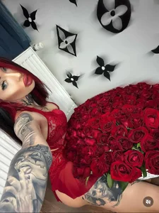 Cassy-Foxy Red Roses😈 圖片