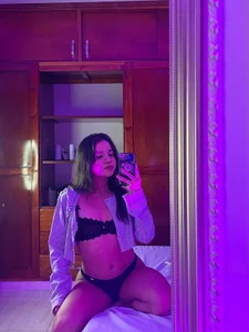 Valeria-Beltran One look, a thousand intentions…🙈🔥 Gambar