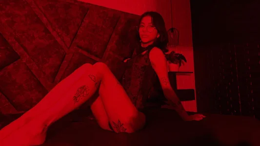 Mimi_Darling_ Tell me I am the most vivid red зображення 9