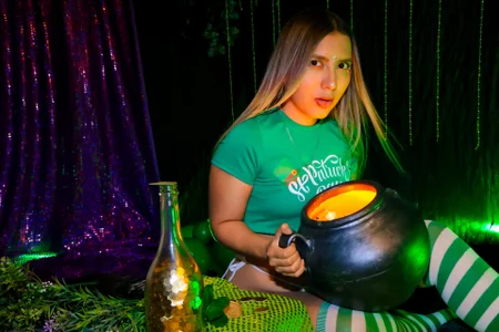 Lucky Curves in Green 💚 de MaddieTease  9 Imagens