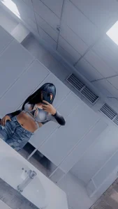 ZoeSkyee_ Public Kuva