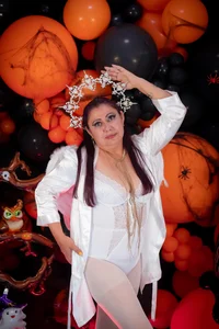 EmmaJhomson: HALLOWEEN 2025 👻 ( 7 фото)