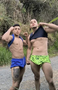 AndyandFranOn the way home after a day at the gym admiring the landscaping.图片 5