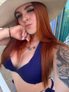 kimbrownn Enjoying the beach and the good view 😏 Pic 5