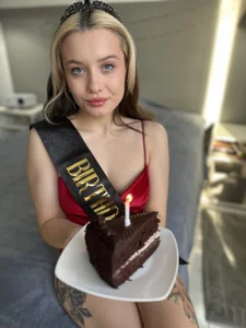 _blowjob_queenのBirthday Queen 25.02の 3枚の写真