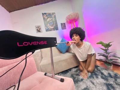 NaomiSaenz_ FUCK MACHINE! Yes, Iam so naughty for to eat your cock! Mmm curly hair, latino, caribbean, skinny slika