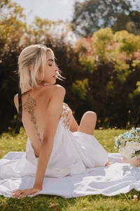 Let's have a date de mia-reeves  5 Imagens