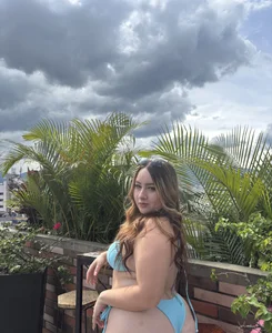 emily_hilton1: 💙🩵 ( 5 фото)