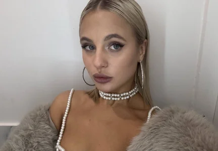 Daisy_Wave Feeling my best in a Glam MakeUp Pic