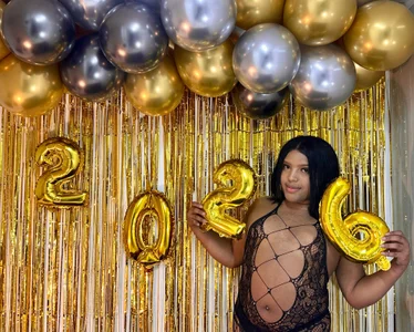 ShanayaKops kullanıcısının "New year, same temptation — even harder to resist." 😈✨ albümü -  3 fotoğraf