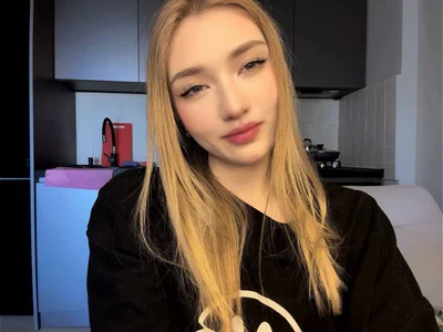AveryBerkson I'm sitting at home alone รูป 