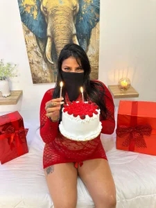 zully_arab 🎂 ¡My birthday! Turn up the heat... or the presents 😈🎁 Pic 5