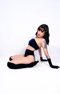 "Mystery in every gesture." de AmbarDupont Foto 2