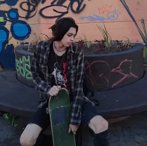 Deny__v Public Poză