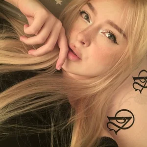 Chanelbayerr: Cosmic Glow ( 3 фото)