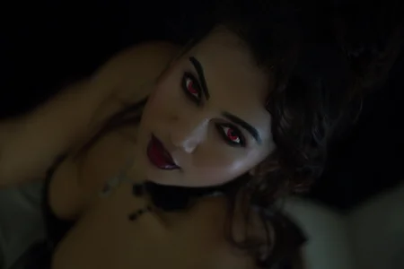 veronica_b07 Wicked in Red: Fishnet & Fire Bilde 4