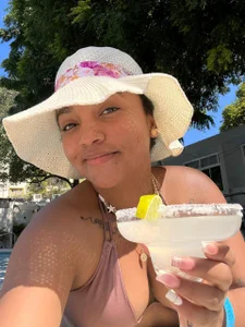 bbyalexxxa Relaxing on the beach Pic 5