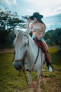 alissaowens_ Riding Εικόνα 2