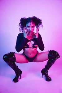 VioletXia_ Goddess in leather Pic 3