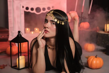 ConnyJenner The Queen is watching… 👁️👑 사진 2