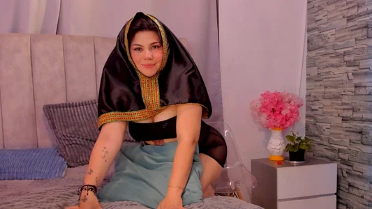 Would you love the mix of Arab and Latin curves?🔥 de YaraSajar_  4 photos