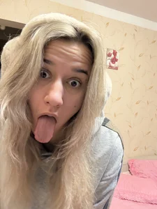 MaryBennetts Tits are shaking in anticipation of your step Foto 4