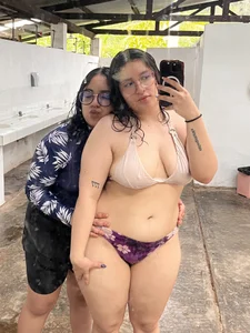 maddie-and-chelsea- 💚 POOL DAY💙 Pic 6