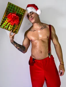 joseph_boyの❤️‍🔥 Desire also wears red… this Christmas 🎅🔥の 4枚の写真