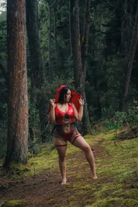aisha_duque Between the forest and temptation… someone is going to sin 🎃😈😍 Immagine  2