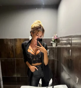 LaraAmosX Soft Smiles & Blonde Vibes Pic 5