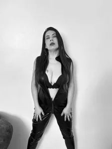 JaylaScott__ Black & White Foto 5