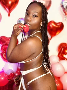 lanna_bxのValentine's Day is coming... I'm waiting for your roses 💓の 2枚の写真