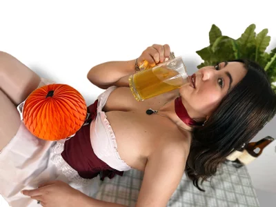 Zoe_Benson Oktoberfest 💚 see you on September 20th until octubre 5th 💚 รูป  3