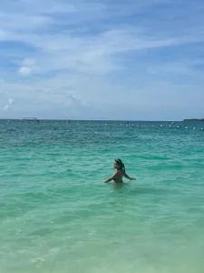 sarayu- Happy on the beach Immagine  2