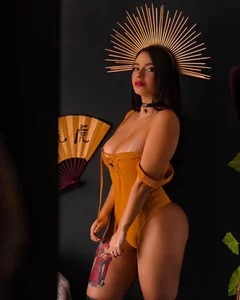 sarasmith85 Golden Temptation ✨🔥 Pic 2