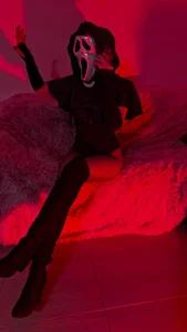 Alisson_Beckett Trick or tease? 🎃 Dare to play with me under the moonlight… 💄🖤 Foto 2