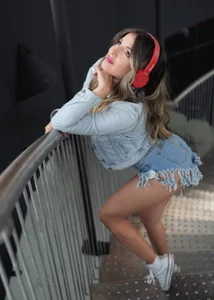 KellyMathews City girl energy 🎧 Foto 2