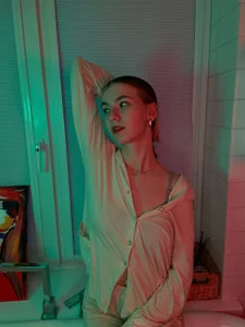 RochelCozzi Cold neon, warm silence Pic 9