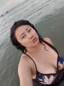 curly_greeneyed Getting To Know The Beach!!! Immagine 