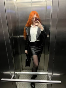 photo in the elevator de Chriss_Fox  2 Imagens