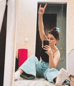 CarolannMirjahstretching in front of the mirror🪞 Bild 2