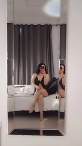 NoraBellucci YOUR NEW FAVORITE GIRL Εικόνα