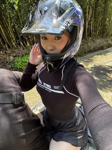 Paulet_JohnsonのYour favorite biker girl🛵😄の 2枚の写真
