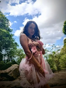 lovely_kitt Enjoying nature 🥰🖤 Immagine 