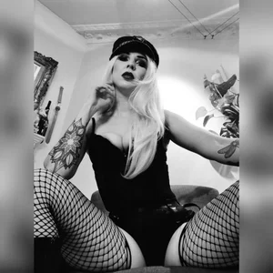 Strict Kitty making you feel small od kittyazora  5 snímek