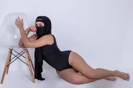 __mariam Between Shadows and Curves Immagine  4