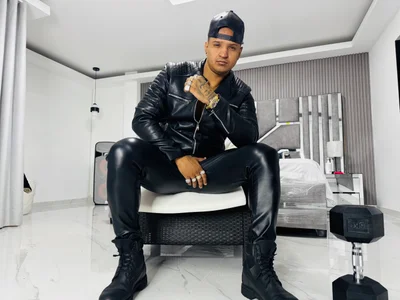 the master dressed in shiny leather de master_leather  4 Imagens