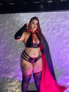 allison_rossee 🧛‍♀️💋 This sexy little vampire is already online… Do you dare give in to my temptation? 😈🩸 Pic 4