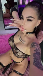 NaomyBlackBarbieのStart of stream vibes 😏🖤の 4枚の写真