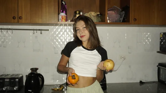 EveSiren housewife in the kitchen^^ Gambar